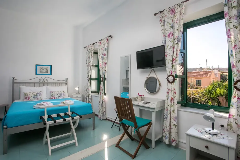 Medieval Inn - Triple Room with Garden View and Private External Bathroom