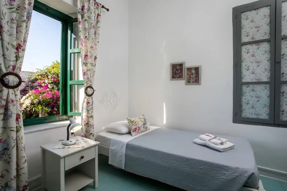 Medieval Inn - Triple Room with Garden View and Private External Bathroom