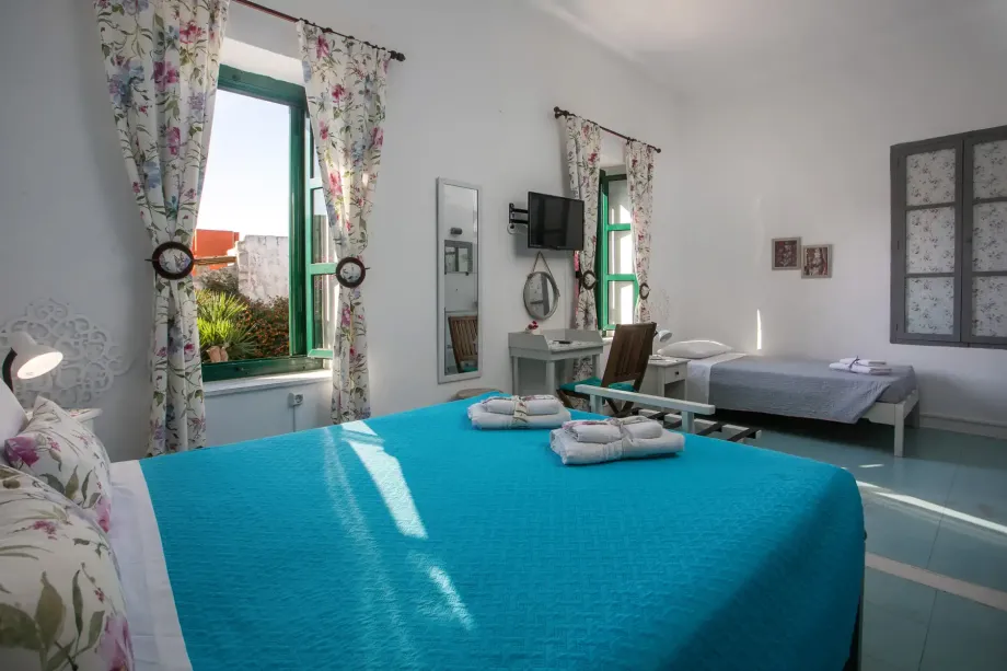 Medieval Inn - Triple Room with Garden View and Private External Bathroom